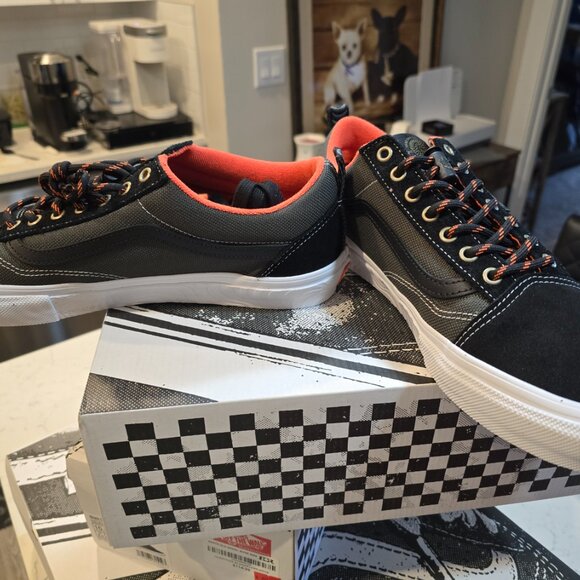 VANS Old Skool Skate Old Skool Spitfire Black/Flame Authentic 100% MENS 10 NEW - Picture 4 of 16